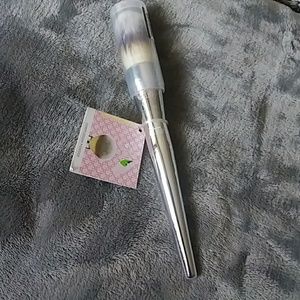 It cosmetics powder brush